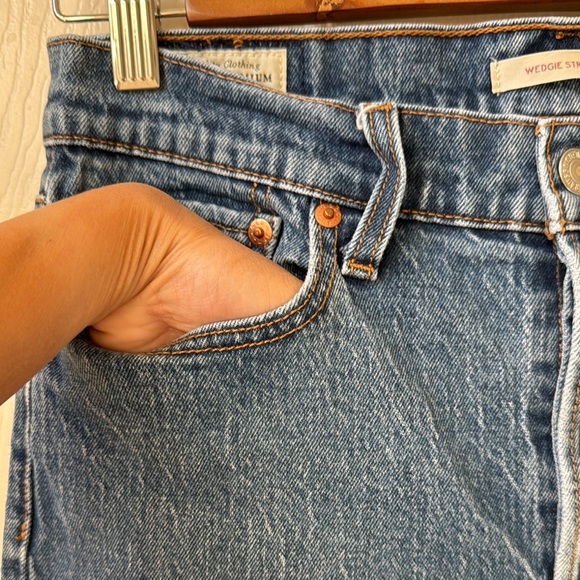 Levi's Premium Wedgie Straight Buttonfly Crop Raw Hem Women's Jeans size READ - Picture 5 of 16